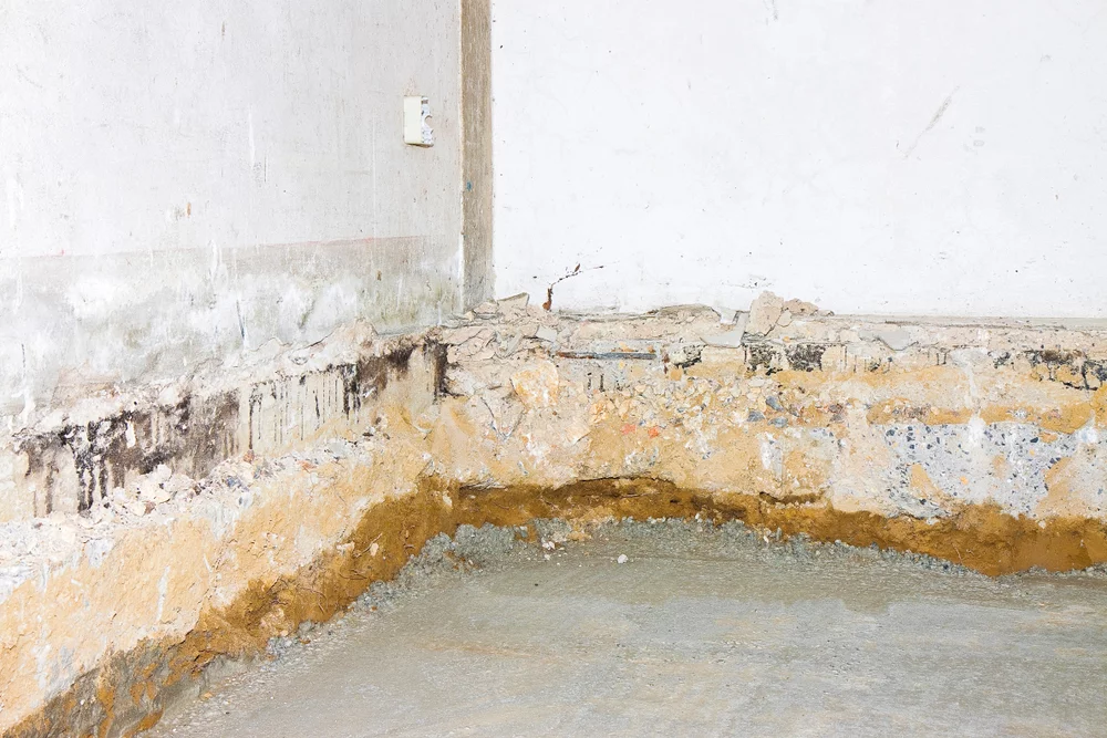 Preparatory stage for the construction of a ventilated crawl space in an old brick building